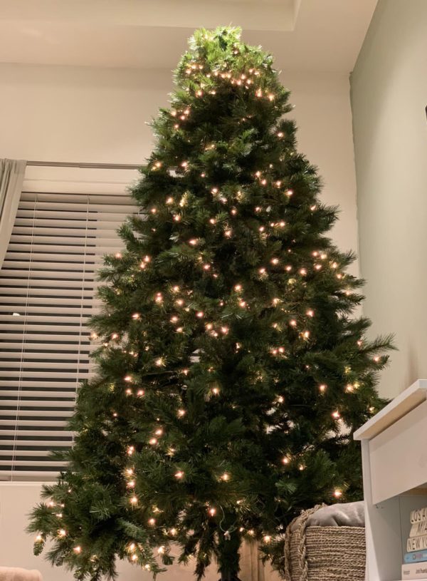 HOW TO DECORATE A CHRISTMAS TREE